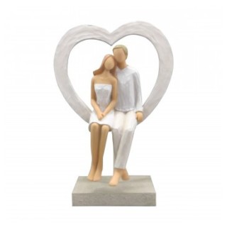 Couple mariés assis dans coeur