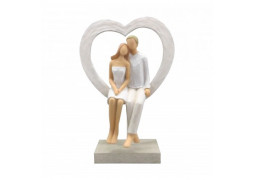 Couple mariés assis dans coeur