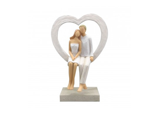 Couple mariés assis dans coeur