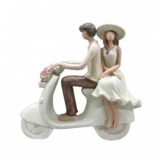 Couple mariés sur vespa fleurie