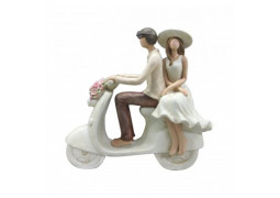Couple mariés sur vespa fleurie