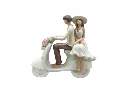 Couple mariés sur vespa fleurie