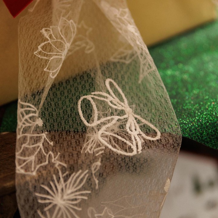 Chemin de table tissu blanc brodé - décoration de table Noël et hiver