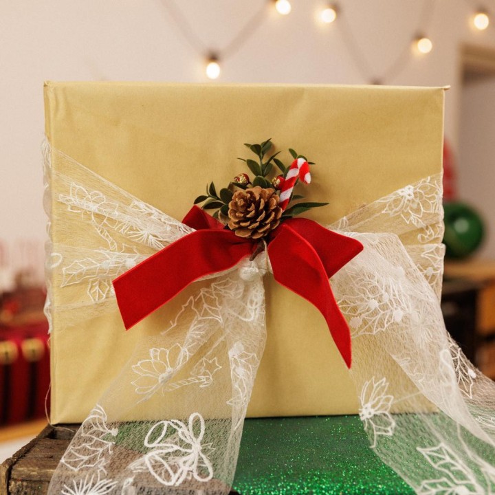 Chemin de table tissu blanc brodé - décoration de table Noël et hiver