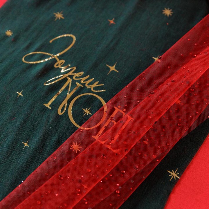 Chemin de table mousseline vert "Joyeux Noël" intemporel - décoration de table de Noël