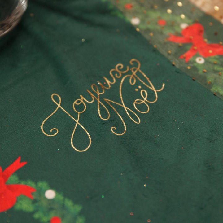 Chemin de table velours vert "Joyeux Noël" conte de noël - décoration de table de Noël