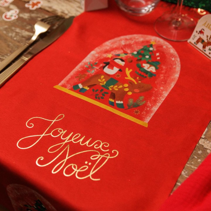 Chemin de table tissu rouge "Joyeux Noël" conte de Noël