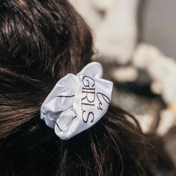 Chouchou Les Girls Blanc avec Écriture Noire - Accessoire EVJF