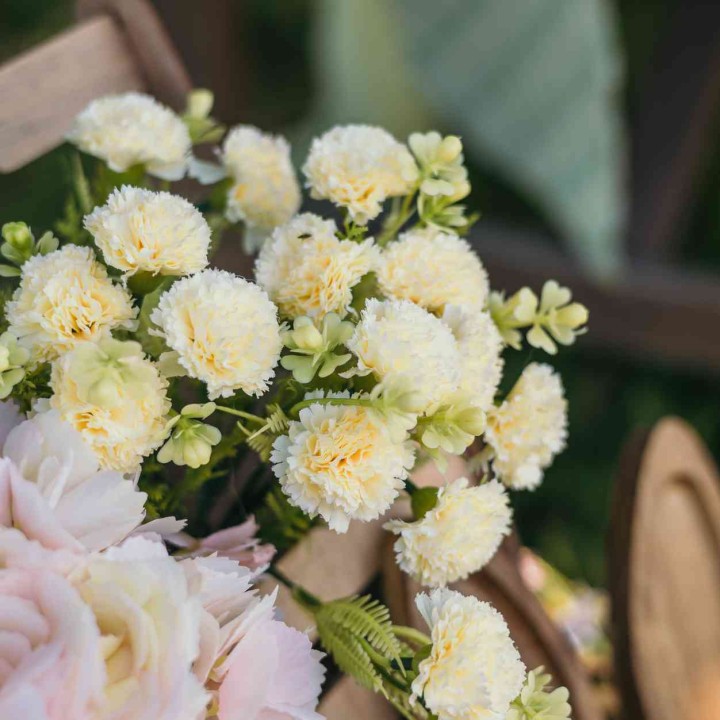 Bouquet 16 Œillets Jaune Pâle et Feuillage 30 cm - Décoration Florale