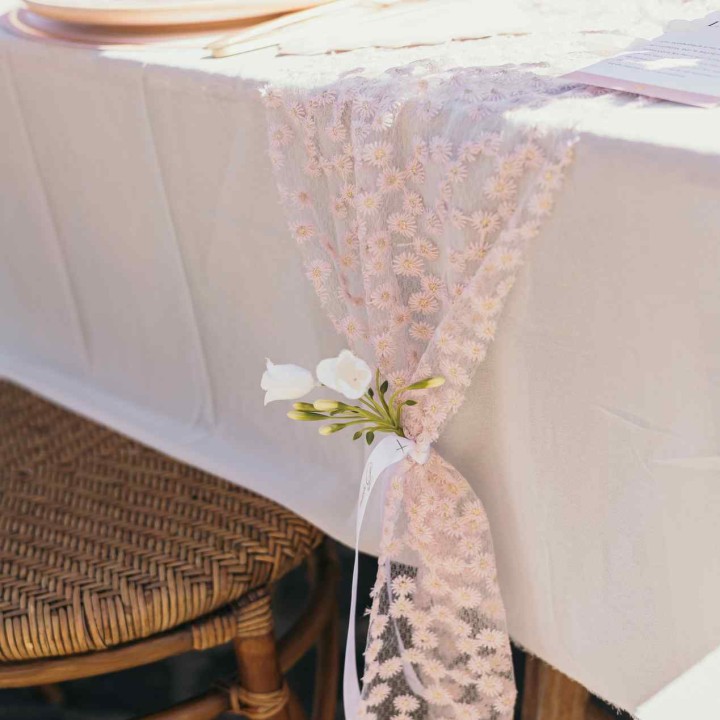 Chemin de Table Daisy Fleuri Voile Brodé Rose - Décoration table