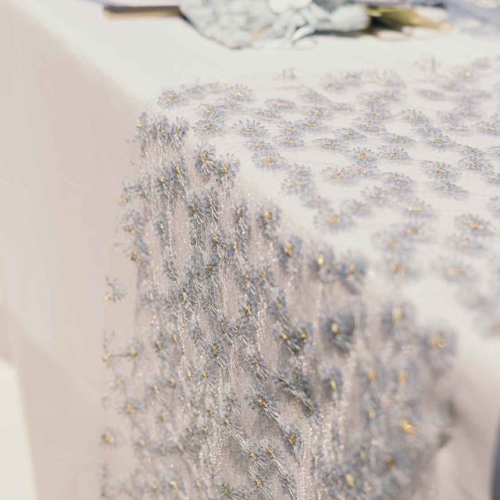 Chemin de Table Daisy Fleuri Voile Brodé Bleu - Décoration table
