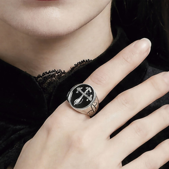 Bague chevalière croix noire - Accessoire de déguisement
