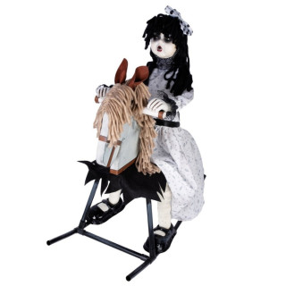Poupée maléfique sur cheval à bascule 70 cm animée - Décoration Halloween