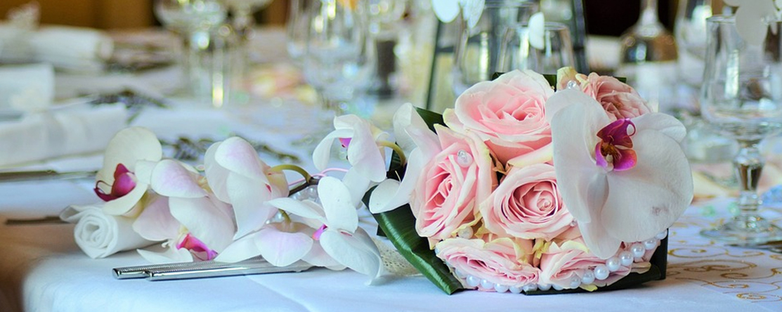 Fleurs sur table de mariage